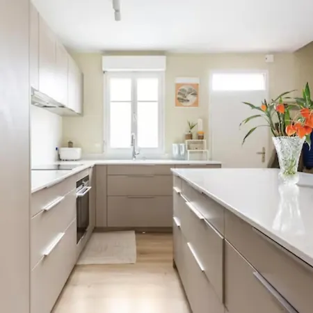 Проживание в семье Peaceful In A Modern House *
